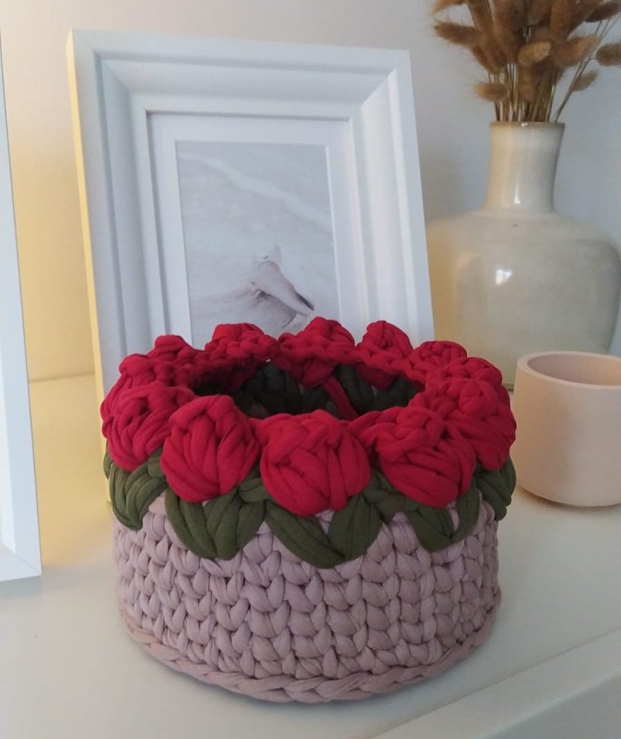 Elegante cestino con rose rosse