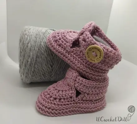 Sandaletti all'uncinetto rosa con bottone in legno