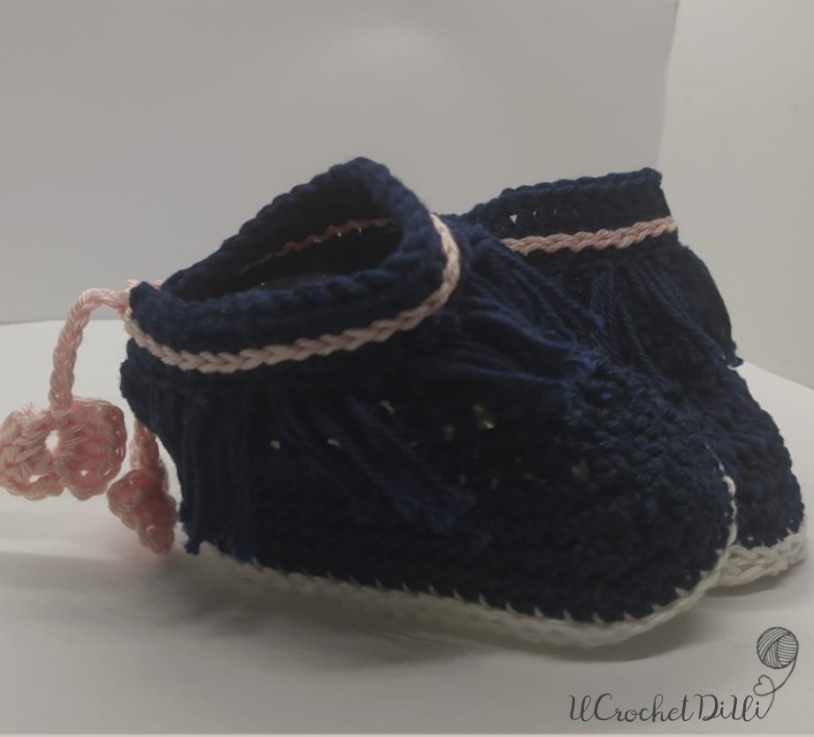 Stivaletti bassi all'uncinetto, blu con laccetto rosa, frangie e suola bianca