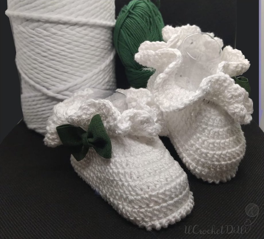 Eleganti scarponcini bassi all'uncinetto, bianchi con fiocchetto verde