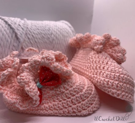 Eleganti scarponcini bassi all'uncinetto, rosa bimba, con fiocchetto