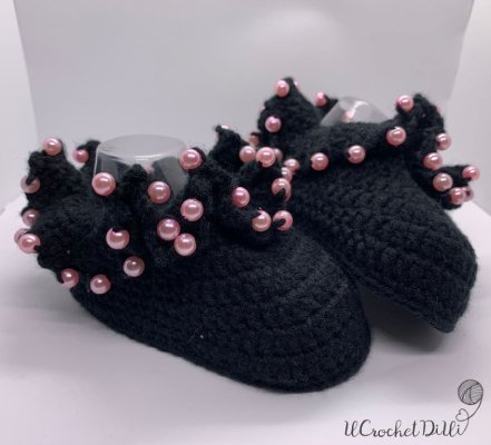 Eleganti scarponcini bassi all'uncinetto, neri con perle rosa