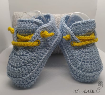 Scarpe da ginnastica all'uncinetto azzurre con lacci in cotone gialli
