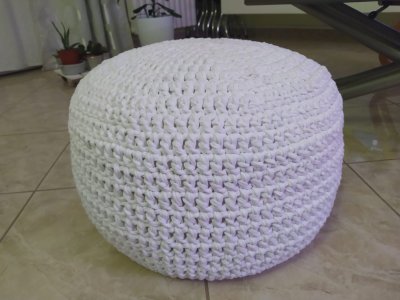 Pouf ottomano all'uncinetto